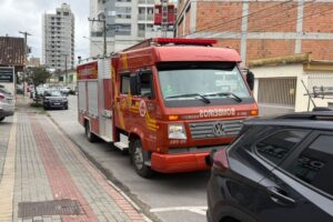 Fumaça em apartamento mobiliza equipes do Corpo de Bombeiros em Brusque