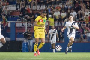 Com gols de Diego Mathias e Pira, Brusque vence a Ponte Preta e ainda sonha com acesso