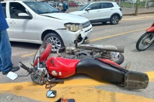 Motociclista é socorrido após acidente com carro na avenida Bepe Rosa