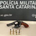 Homem com passagem por tentativa de homicídio é preso com revólver e drogas em SC