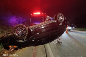 Veículo fica atravessado na pista após capotamento na Rod. Jorge Lacerda, em Itajaí