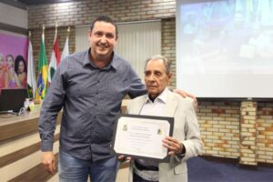 Câmara de Brusque homenageia Aurinho Silveira pelos 60 anos de dedicação ao serviço público