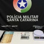 Casal é detido com maconha e dinheiro durante operação contra o tráfico em Brusque