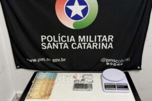 Casal é detido com maconha e dinheiro durante operação contra o tráfico em Brusque