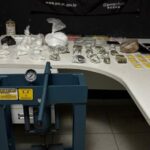 Polícia apreende mais de 4 kg de drogas e munições em kitnet de Itajaí