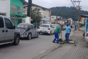 Ruas de Águas Claras passam por limpeza preventiva de bocas de lobo
