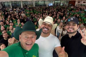 Luciano Hang reencontra dupla Brenno e Matheus na Havan em Brusque