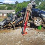 Imagem impressiona: veículo fica destruído após colisão com poste em Chapecó