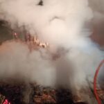 Casa de madeira é destruída por incêndio em área rural de Camboriú