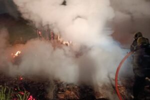 Casa de madeira é destruída por incêndio em área rural de Camboriú