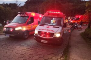 Acidente entre motos em Blumenau termina com três pessoas hospitalizadas