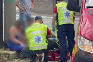 Duas pessoas ficam feridas em colisão entre moto e carro no bairro São Luiz, em Brusque