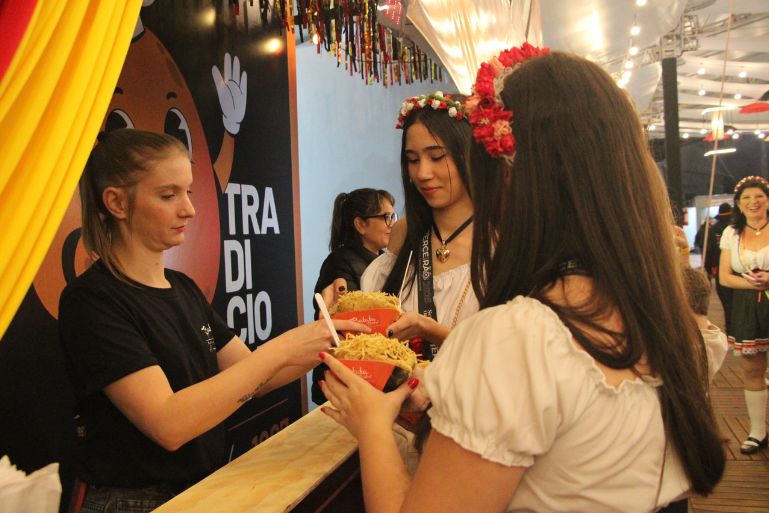 Restaurantes locais estreiam na Fenarreco e fazem história na festa mais tradicional de Brusque
