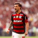 Flamengo vence no Maracanã e empata em número de pontos com Palmeiras