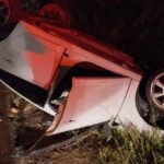 Automóvel fica com as rodas para o ar em acidente no Steffen