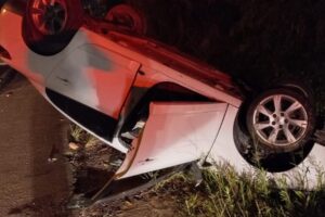 Automóvel fica com as rodas para o ar em acidente no Steffen