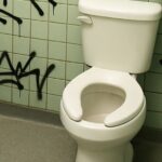 Alunos são conduzidos à delegacia após pichar banheiro de colégio em Gaspar