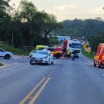 Motorista fica ferido após colisão entre dois carros na rodovia Ivo Silveira, em Gaspar