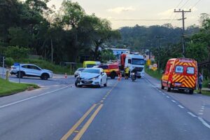 Motorista fica ferido após colisão entre dois carros na rodovia Ivo Silveira, em Gaspar