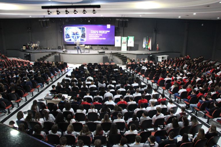 Núcleo das Instituições Educacionais promove Inspira Talk com Tiago Vailati