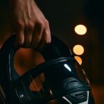 Mulher cai em via pública após ser atingida por capacete; entenda