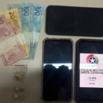 Movimentação suspeita termina em apreensão de crack e condução à delegacia, em Brusque