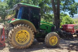 Homem morre esmagado por trator durante manutenção em SC