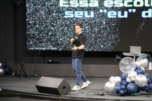 “Inspira Talk” leva 700 estudantes de Brusque a refletirem sobre futuro e propósito