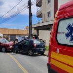 Colisão frontal entre carros deixa mulher e idoso feridos em Gaspar Colisão frontal entre carros deixa mulher e idoso feridos em Gaspar