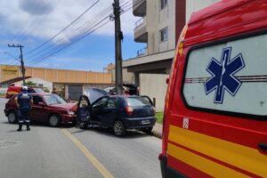 Colisão frontal entre carros deixa mulher e idoso feridos em Gaspar