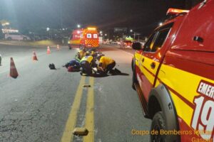 Motociclista e carona sofrem fraturas após colisão com carro em Gaspar
