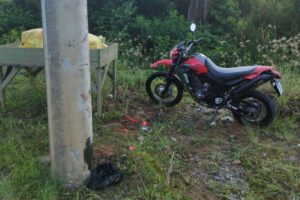 Motociclista fica ferido após sair da pista e colidir com poste em Botuverá