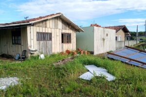 Ventania arranca telhado de lanchonete em São Francisco do Sul