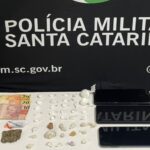 PM flagra tráfico de drogas e encontra mulher agredida em residência no bairro Águas Claras