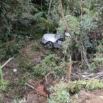 Veículo cai em ribanceira de 4 metros e motorista é resgatado em Gaspar