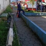 Poste cai sobre homem em Itajaí e mobiliza equipes de resgate