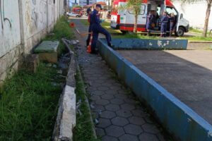 Poste cai sobre homem em Itajaí e mobiliza equipes de resgate