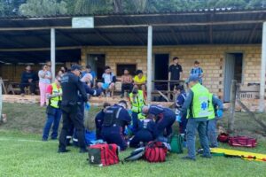 Homem é baleado em partida de futebol e morre no hospital em SC