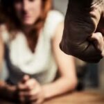 Jovem é preso por agredir companheira com soco no rosto no bairro Azambuja