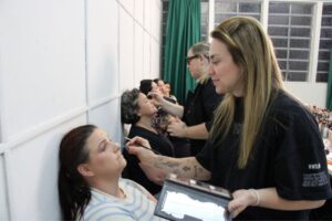 FOTOS: Mães e cuidadoras da APAE vivem noite de beleza, afeto e autoestima em Brusque