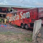 Tragédia: ônibus de banda de SC se envolve em acidente com morte no Paraná