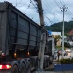 Que susto! Caminhão atinge poste e carro no Bairro Dom Joaquim