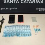 PM detém dupla com ecstasy e R$ 1 mil em notas falsas