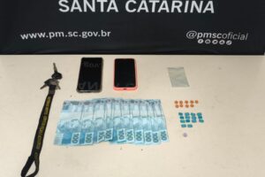 PM detém dupla com ecstasy e R$ 1 mil em notas falsas
