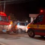 Garupa de moto é projetado contra muro após acidente em Brusque