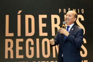 Lide: Com a presença do governador, empresário brusquense é homenageado na capital