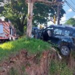 Carro fica pendurado em ribanceira após colisão com caminhão em Blumenau