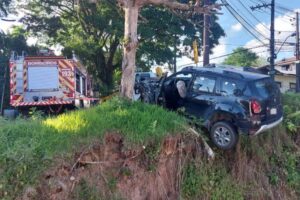 Carro fica pendurado em ribanceira após colisão com caminhão em Blumenau