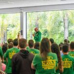 Luciano Hang é recebido com festa pelos colaboradores após uma semana internado