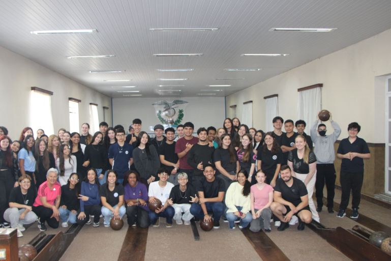 Alunos da Escola Feliciano Pires conhecem pista de bolão do Clube de Caça e Tiro Araújo Brusque